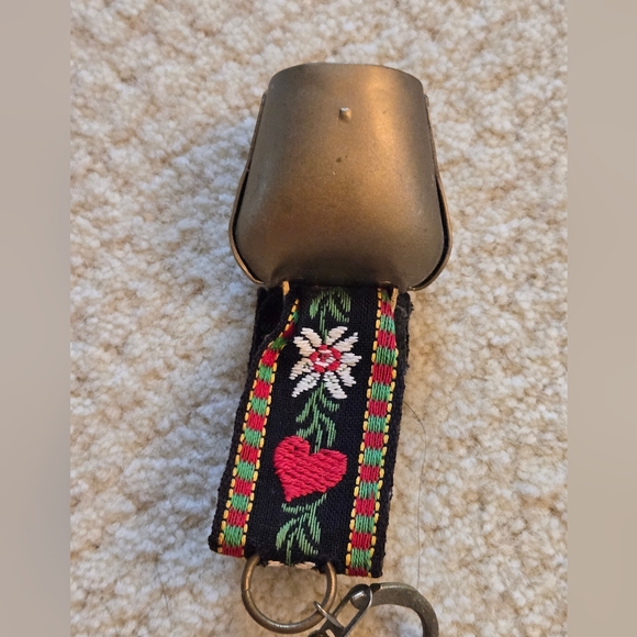 Swiss Brass Cowbell Keychain Fob Painted Embroidered Ribbon Gift Keyring - Picture 6 of 7
